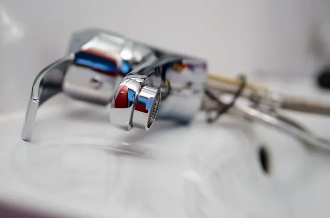 <p>Wynajmujesz mieszkanie i coś się zepsuło? Zastanawiasz się, czy to Ty musisz to naprawić, czy może jednak właściciel? To częsty dylemat. Odpowiedź na pytanie, <strong>jakie naprawy obciążają wynajmującego</strong>, określa gł&oacute;wnie Kodeks Cywilny i ustawa o ochronie praw lokator&oacute;w, ale jak to z prawem bywa &ndash; dużo zależy od interpretacji i nie zawsze wszystko dokładnie jest om&oacute;wione.</p>